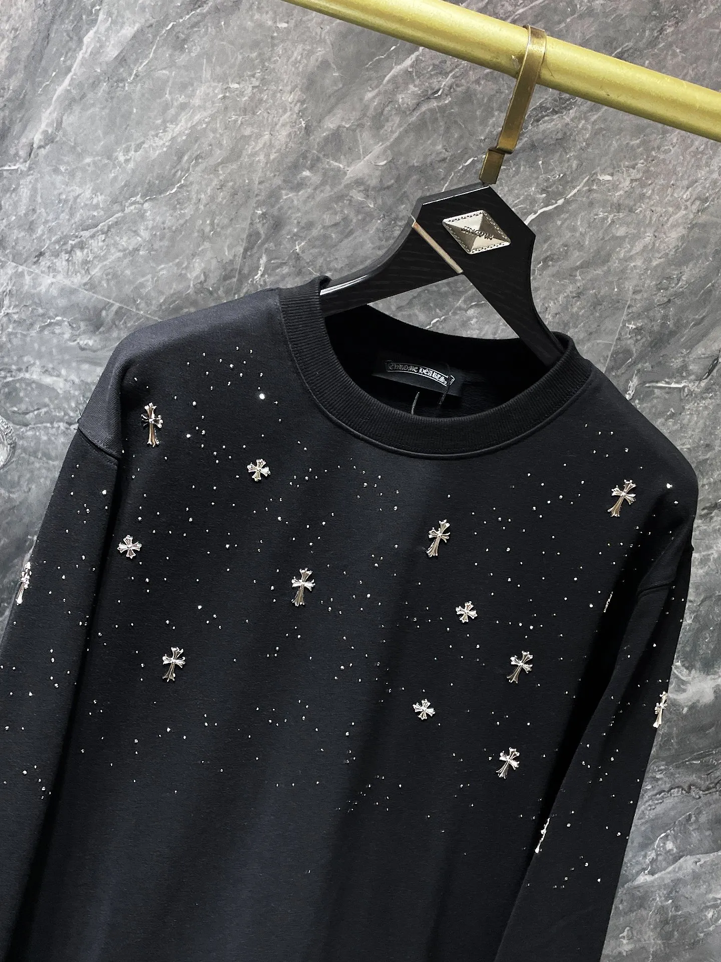 P240 Chrome Hearts Autumn and Winter 2025 New products are available at the counter at the same time. High-weight, environmentally friendly and high-quality top-quality fabrics. Starry cross round neck sweatshirt. Imported environmentally friendly glue printing and dyeing. Counters at the same time. Re-engraved version 1:1. Recommended color: black. White. Size: S, M, L, XL.